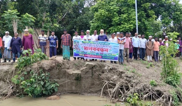 ফরিদপুরে নদীগর্ভে বিলীন ৩ গ্রাম, স্থায়ী বাঁধের দাবিতে নদীপাড়ে হাজারো মানুষ